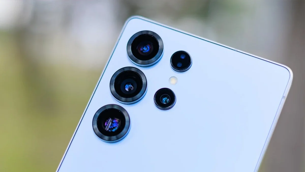 Visão frontal detalhada da tela AMOLED Dinâmico 2X de 6,9 polegadas do Galaxy S25 Ultra exibindo um papel de parede colorido de alto contraste, com moldura de titânio simétrica e design premium de estúdio