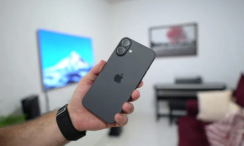 Visão frontal da belíssima tela de 6,7 polegadas Super Retina XDR OLED do iPhone 16 Plus brilhando sob luz externa