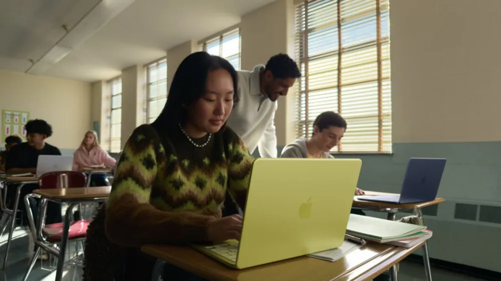 Ambiente de produtividade avançada com estudantes de tecnologia utilizando laptops MacBook Pro de alumínio em estúdio integrado