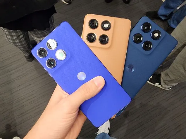 Motorola Edge 60 Fusion na cor cinza grafite exibindo seu design ultrafino, tela pOLED sem bordas e módulo de câmeras de alta tecnologia