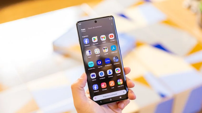 Visão traseira aproximada do módulo de câmeras do Motorola Edge 60 Fusion, com foco na lente principal Sony LYTIA 700C com estabilização óptica