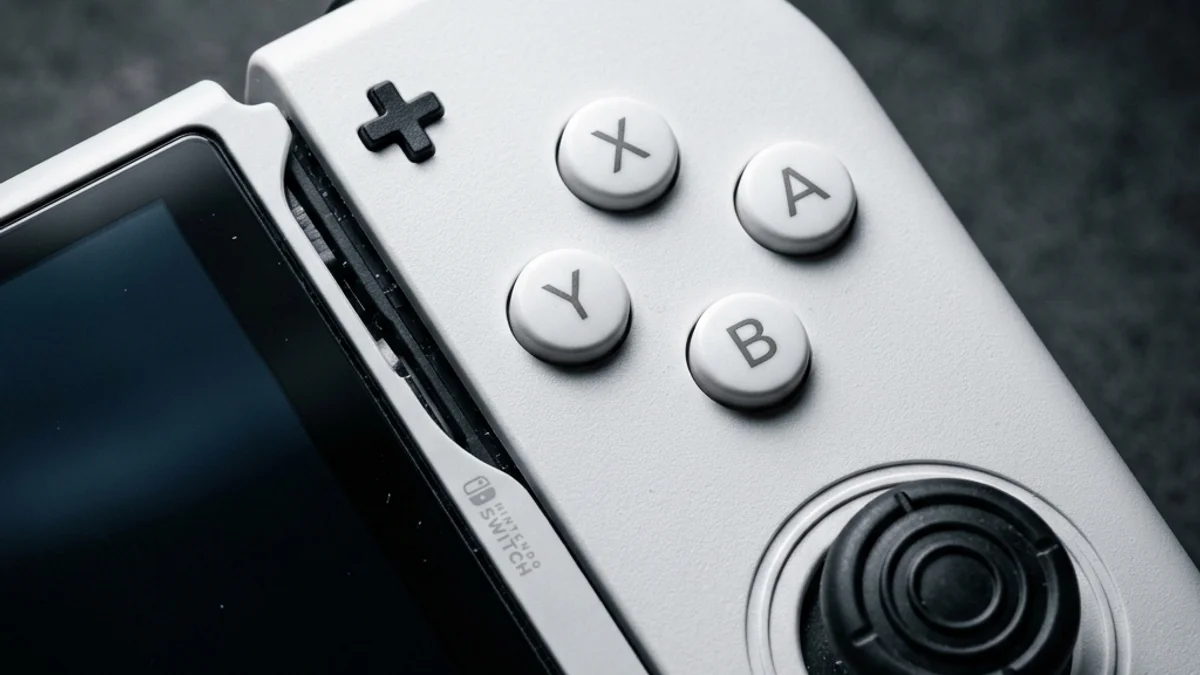 Close-up nos Joy-Cons brancos e botões de comando do console