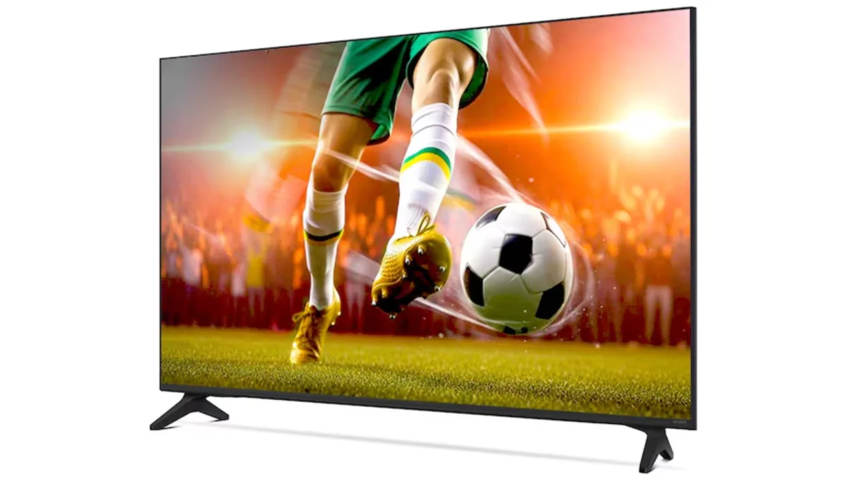 Smart TV LG QNED73 de 50 polegadas exibindo imagem colorida na parede da sala de estar